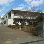 須坂市立日滝小学校　正門前は歩道も広く安心して通学できます♪